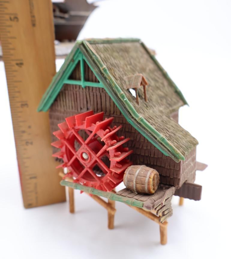 Three Vintage Aquarium Decorations - 6