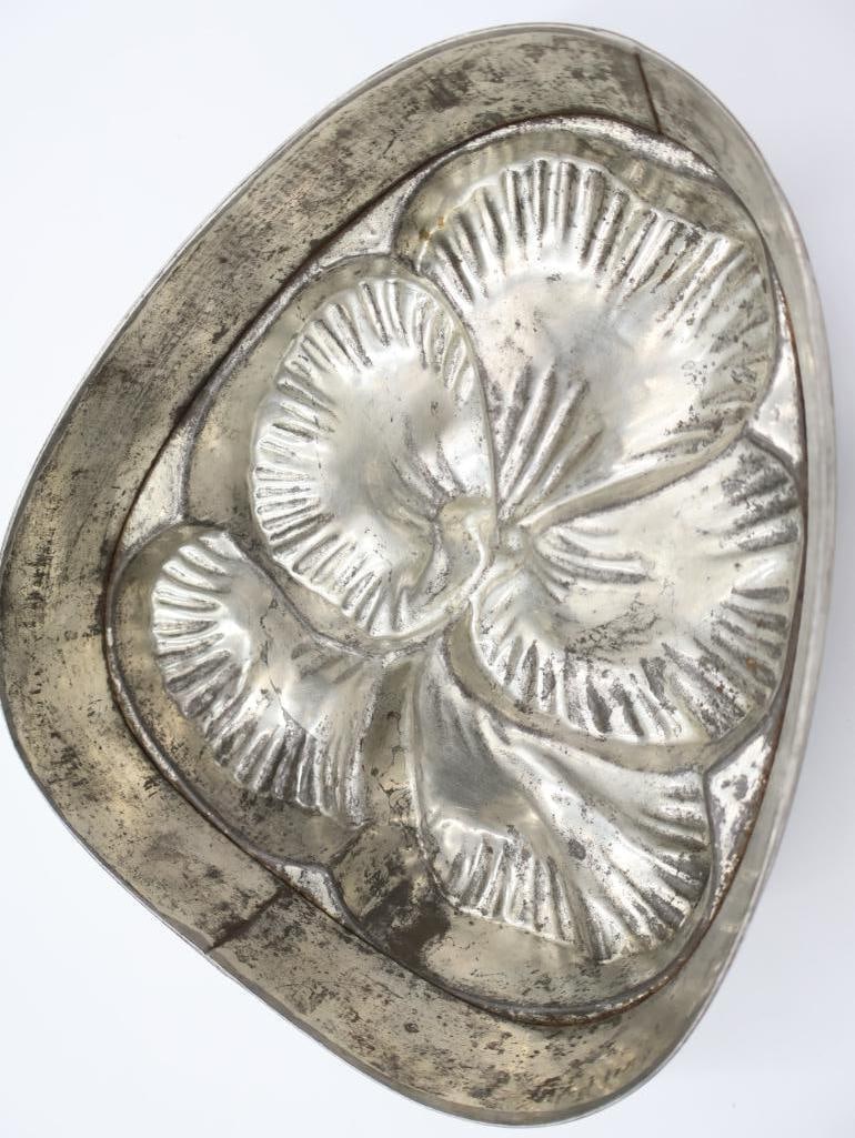 Early 1900's Seashell and Flower Baking Molds - 7