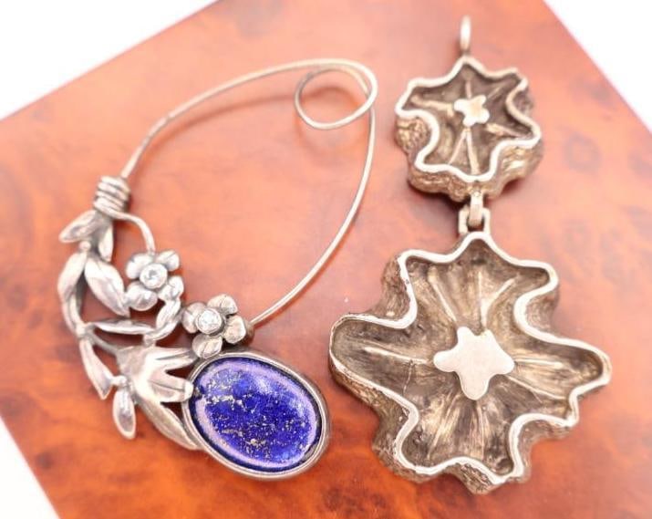 Lovely Blue Stone Floral Pendant and Silver: Measuring about 2 inches