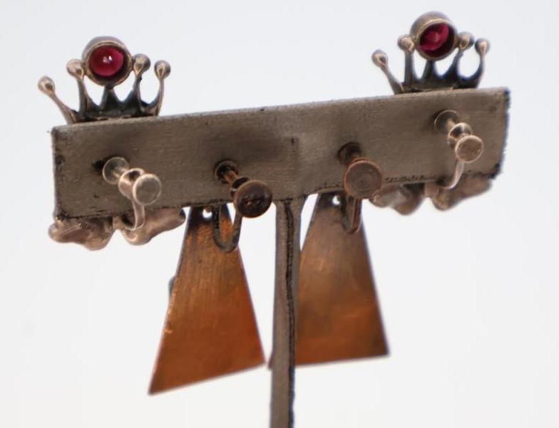 Two Vintage Sets of Screw Back Earrings featuring Garnet Crowned King - 3