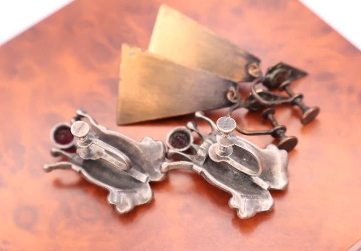 Two Vintage Sets of Screw Back Earrings featuring Garnet Crowned King - 4