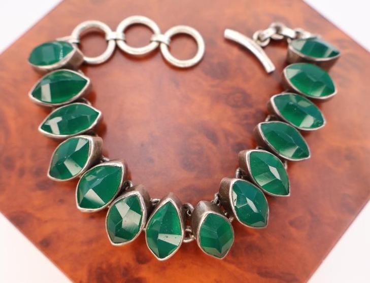 Lovely Rough Cut Green Stone Sterling Bracelet: Marked 925, about 8" long total
