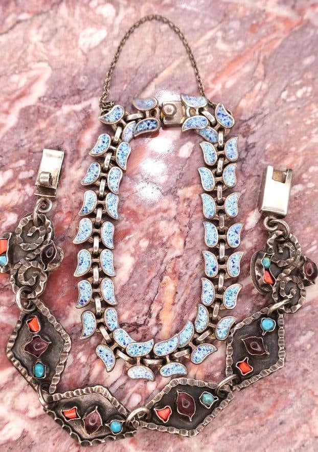 Vintage Art Deco Mosaic Enamel Necklace & Bracelet Jewelry Set: Striking vintage jewelry set featuring a matching necklace and bracelet crafted in an Art Deco-inspired design. The necklace showcases alternating light blue mosaic enamel links in a graceful leaf or