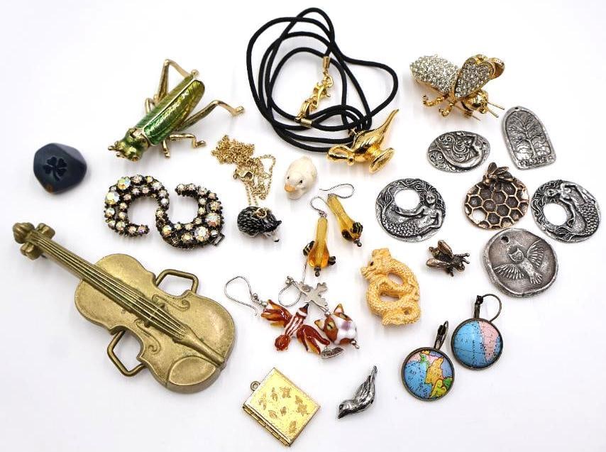 Vintage Costume Jewelry & Novelty Pendant Lot (1 of 16)