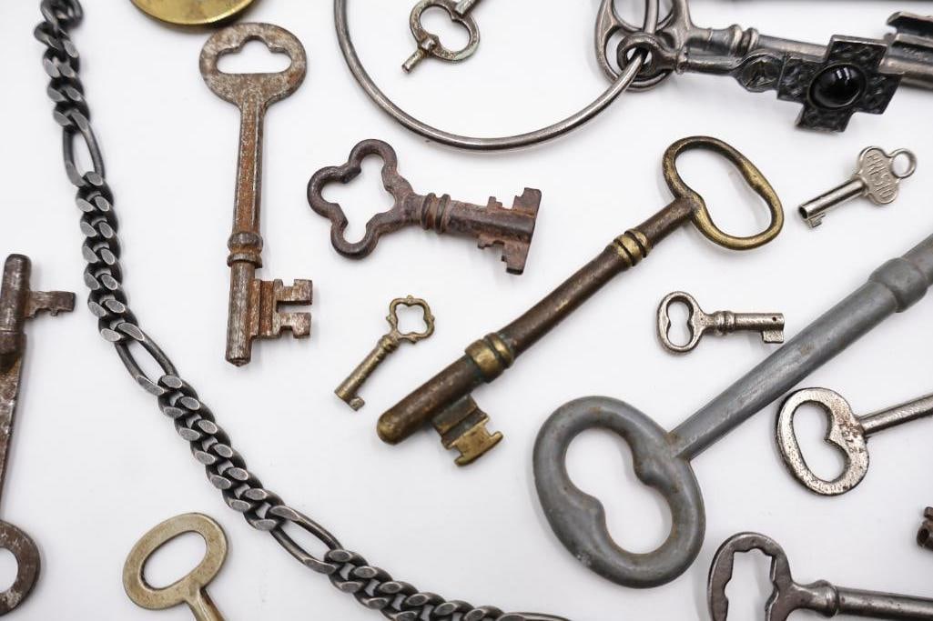 Large Antique & Vintage Skeleton Key Collection - 10