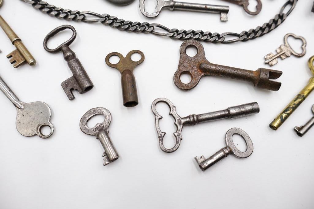 Large Antique & Vintage Skeleton Key Collection - 11