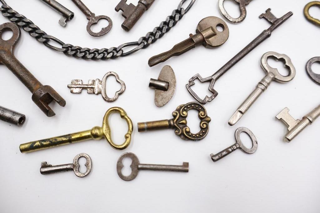 Large Antique & Vintage Skeleton Key Collection - 12