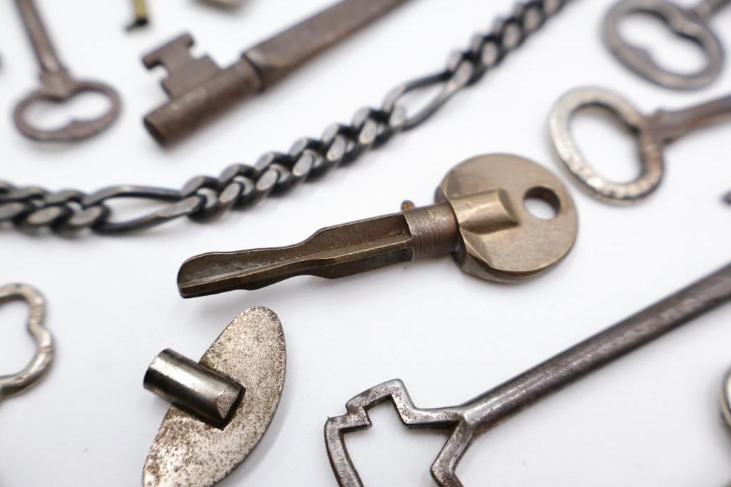 Large Antique & Vintage Skeleton Key Collection - 13
