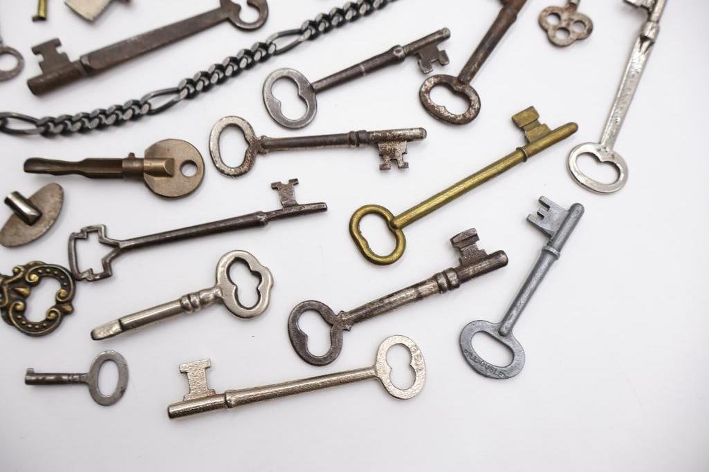 Large Antique & Vintage Skeleton Key Collection - 14