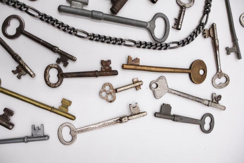 Large Antique & Vintage Skeleton Key Collection - 15
