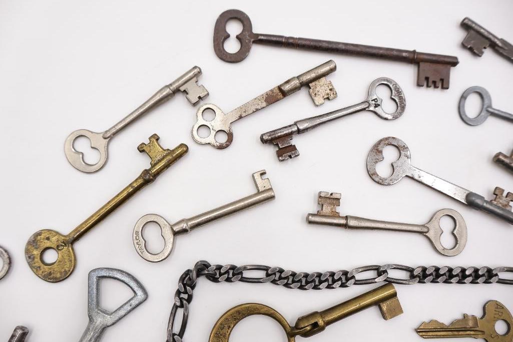Large Antique & Vintage Skeleton Key Collection - 17
