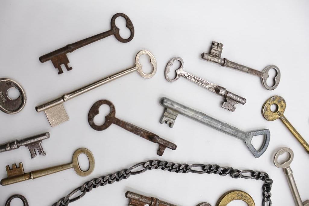 Large Antique & Vintage Skeleton Key Collection - 18