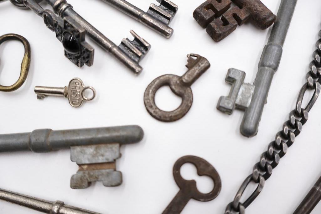 Large Antique & Vintage Skeleton Key Collection - 20