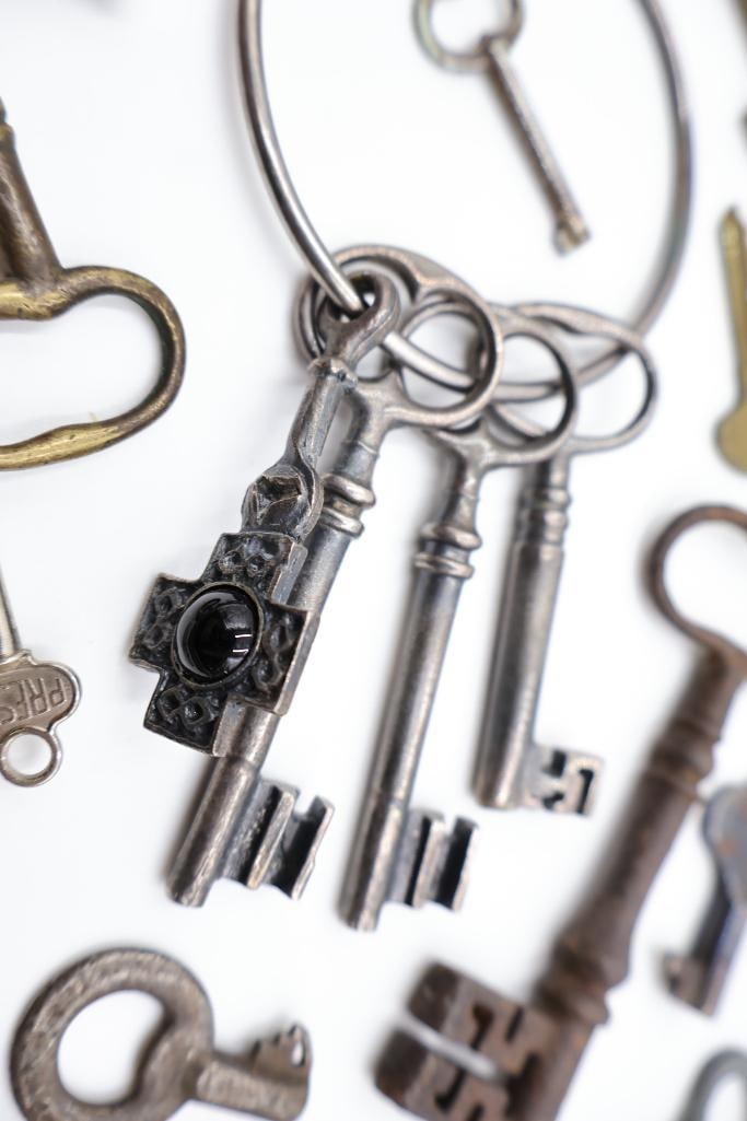Large Antique & Vintage Skeleton Key Collection - 6