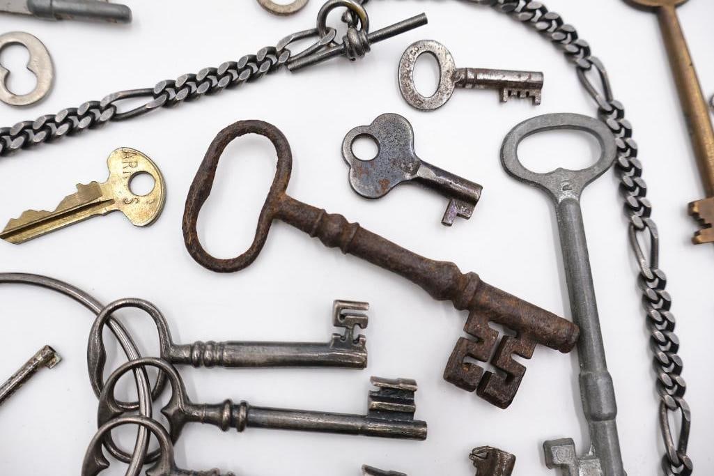 Large Antique & Vintage Skeleton Key Collection - 8