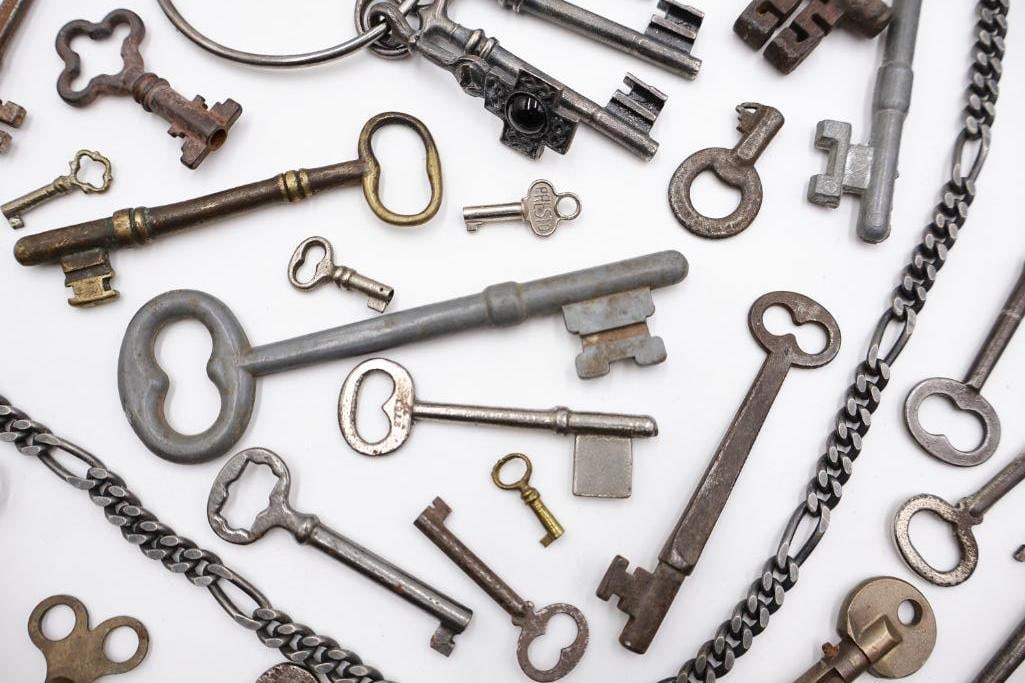 Large Antique & Vintage Skeleton Key Collection - 9