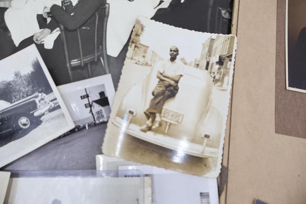Antique Black & White Photographs, Cabinet Cards, Portraits & Snapshots - 17