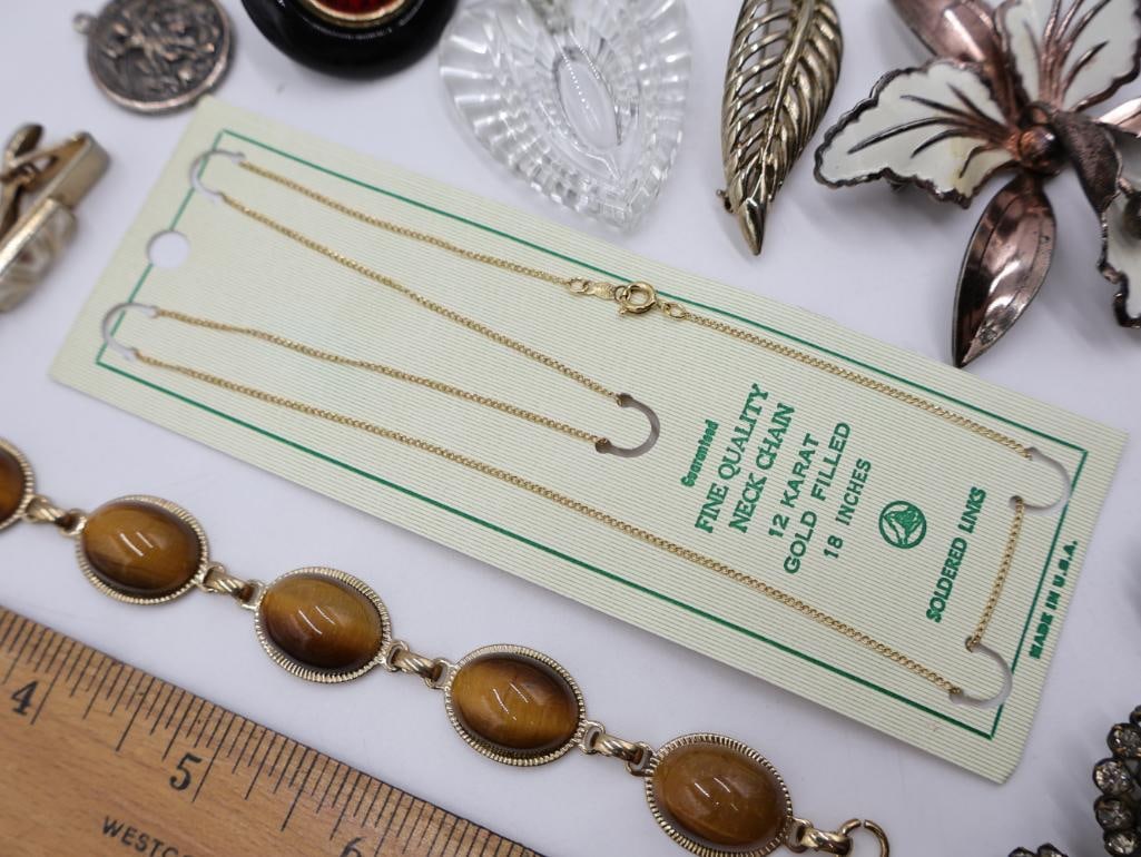 Collection of Vintage Jewelry and Buttons - 11