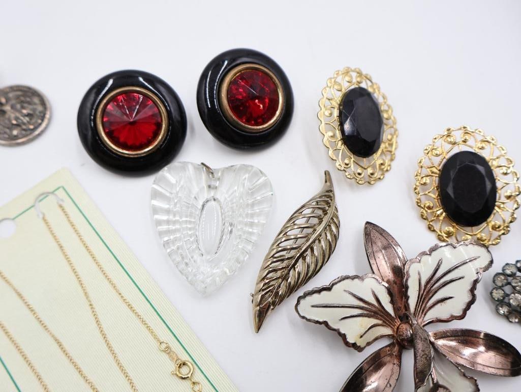 Collection of Vintage Jewelry and Buttons - 13