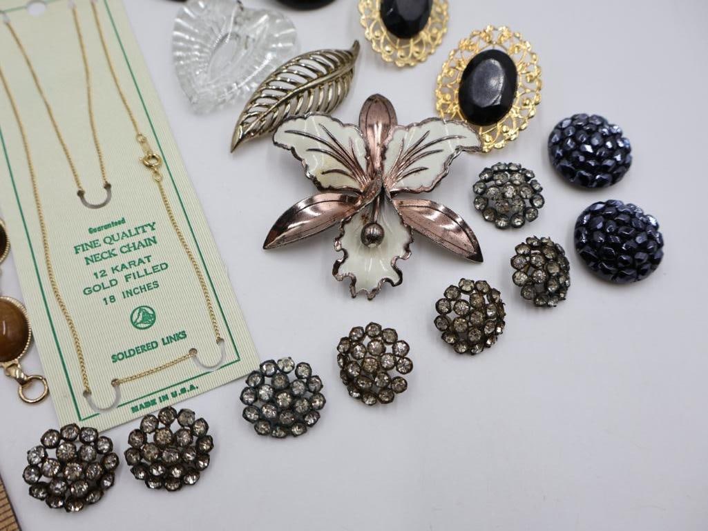Collection of Vintage Jewelry and Buttons - 14