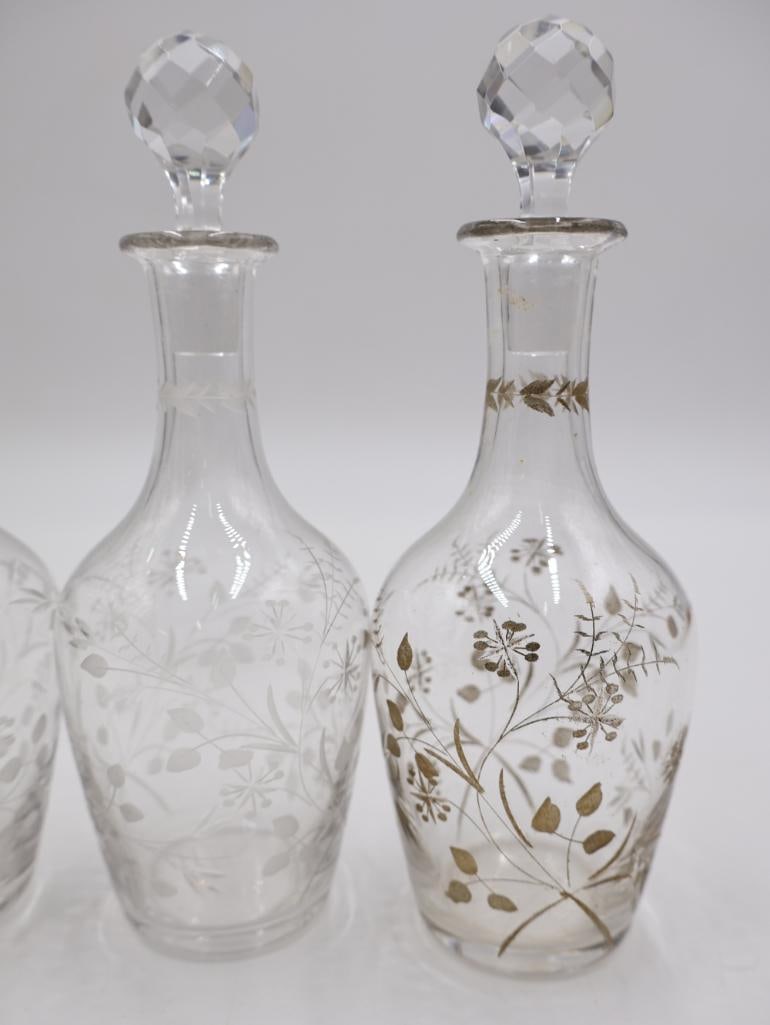 Two Pairs of Ornate Stoppered Vessels and Four Small Apretief Cups - 4