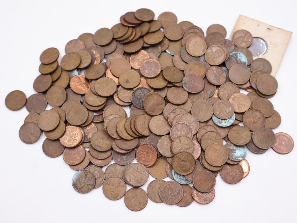 Large Amount of Mostly Lincoln Wheat Pennies: Looks to be a few Lincoln Memorial pennies
