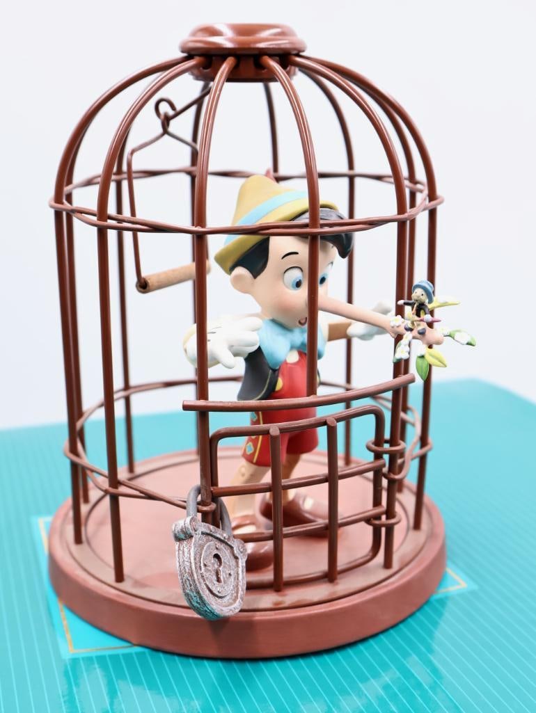 Walt Disney Classics Collection Pinocchio 'I'll Never Lie Again': WDCC Pinocchio in Cage with Jiminy Cricket figurine from 2000 with original box and COA, 60th anniversary of the movie Walt Disney Collectors Society Animators' Choice