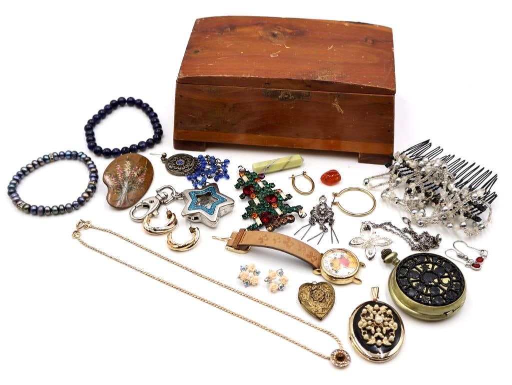 Vintage Jewelry Box with Assorted Costume Jewelry (1 of 18)