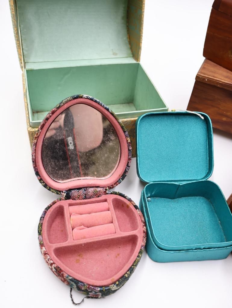 Vintage Ladies Hats, Purse, and Jewelry Boxes - 11