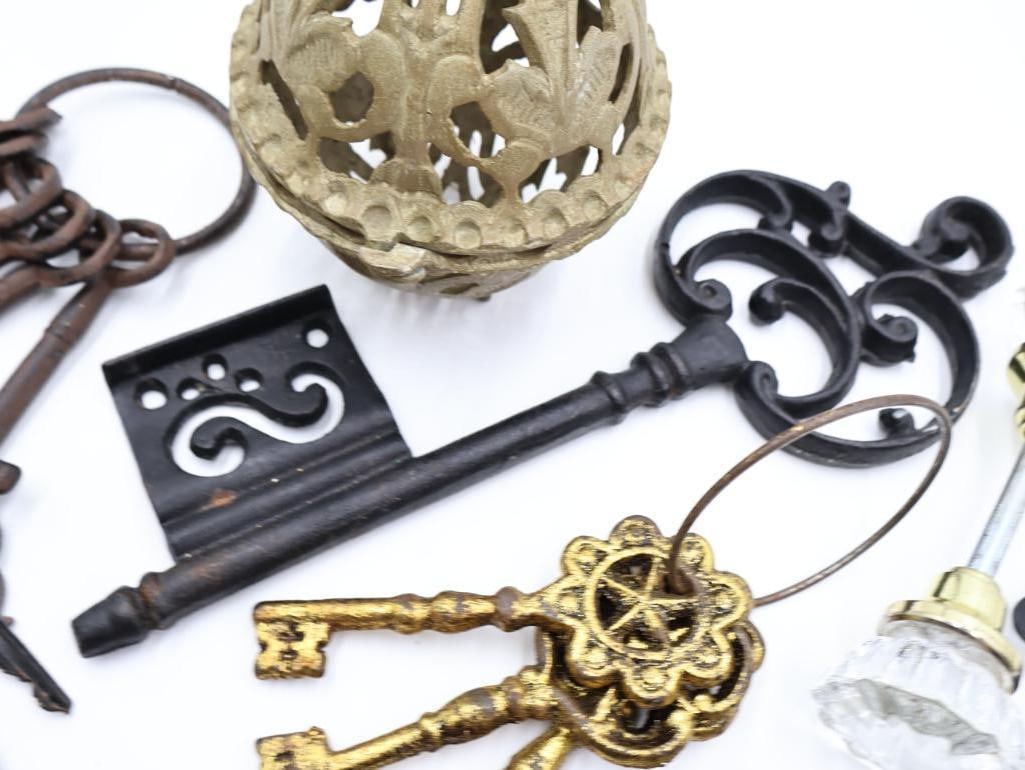 Vintage Hardware and Key Collection - 11