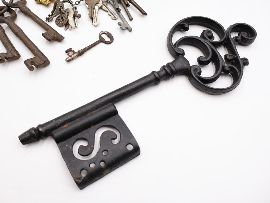 Vintage Hardware and Key Collection - 12