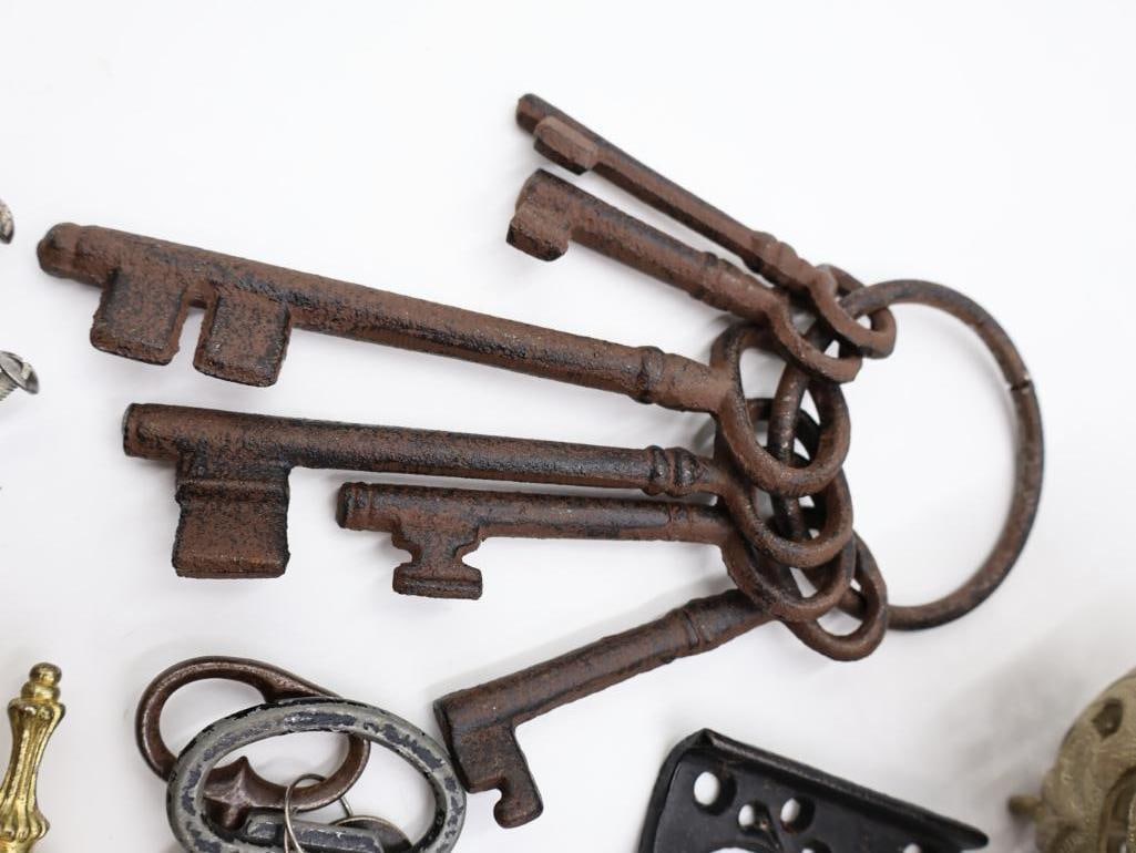 Vintage Hardware and Key Collection - 4