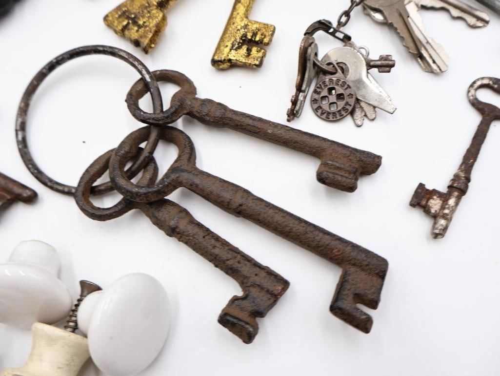 Vintage Hardware and Key Collection - 6