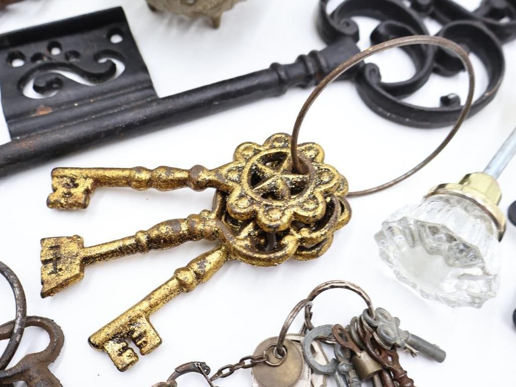 Vintage Hardware and Key Collection - 8