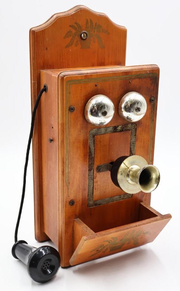 Vintage Masters Art AM Radio Wall Phone: Radio made to appear as wall phone, Model RT 200 MAster's Art New York. When plugged in appears to not work