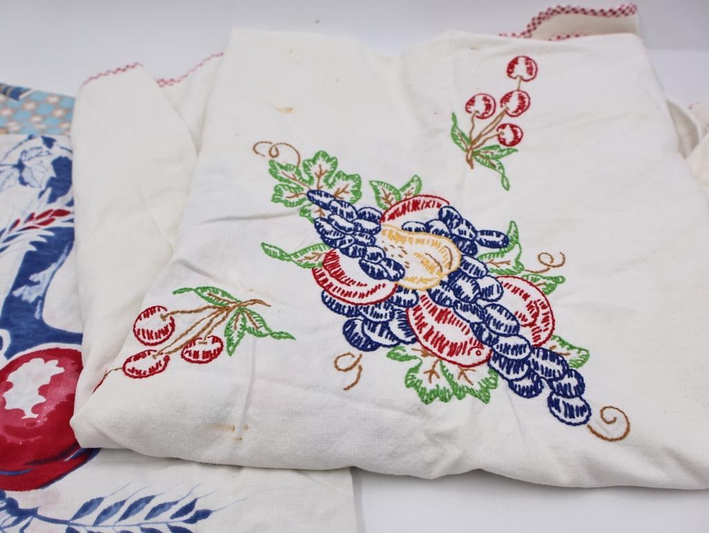 Collection of Vintage Doilies and Embroideries - 17