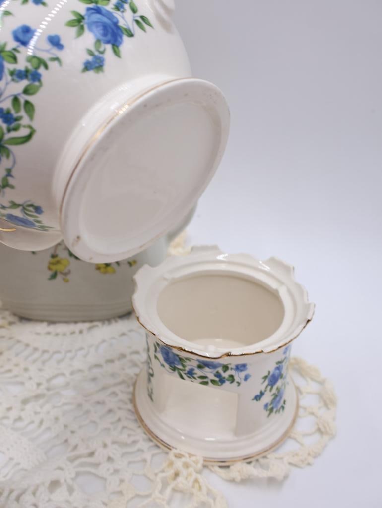 Various Teapots and Linens - 13