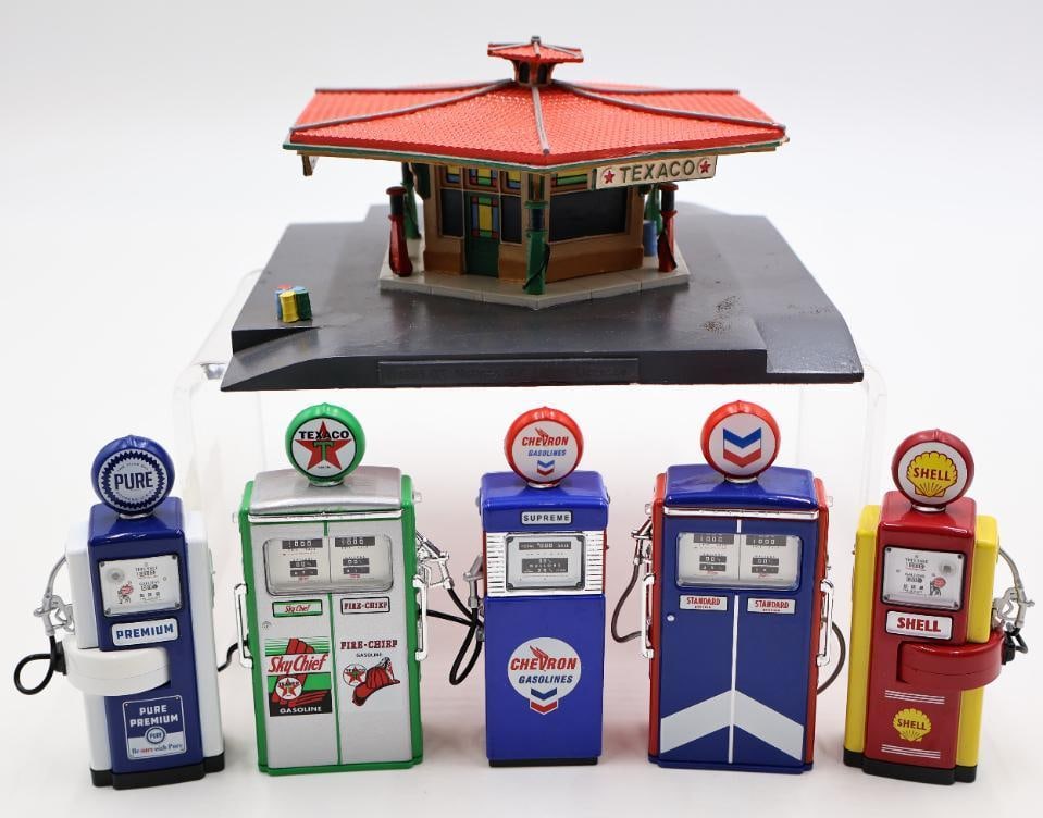 Lefton Texaco Gas Station and Greenlight Miniature Vintage Gas Pumps (1 of 16)