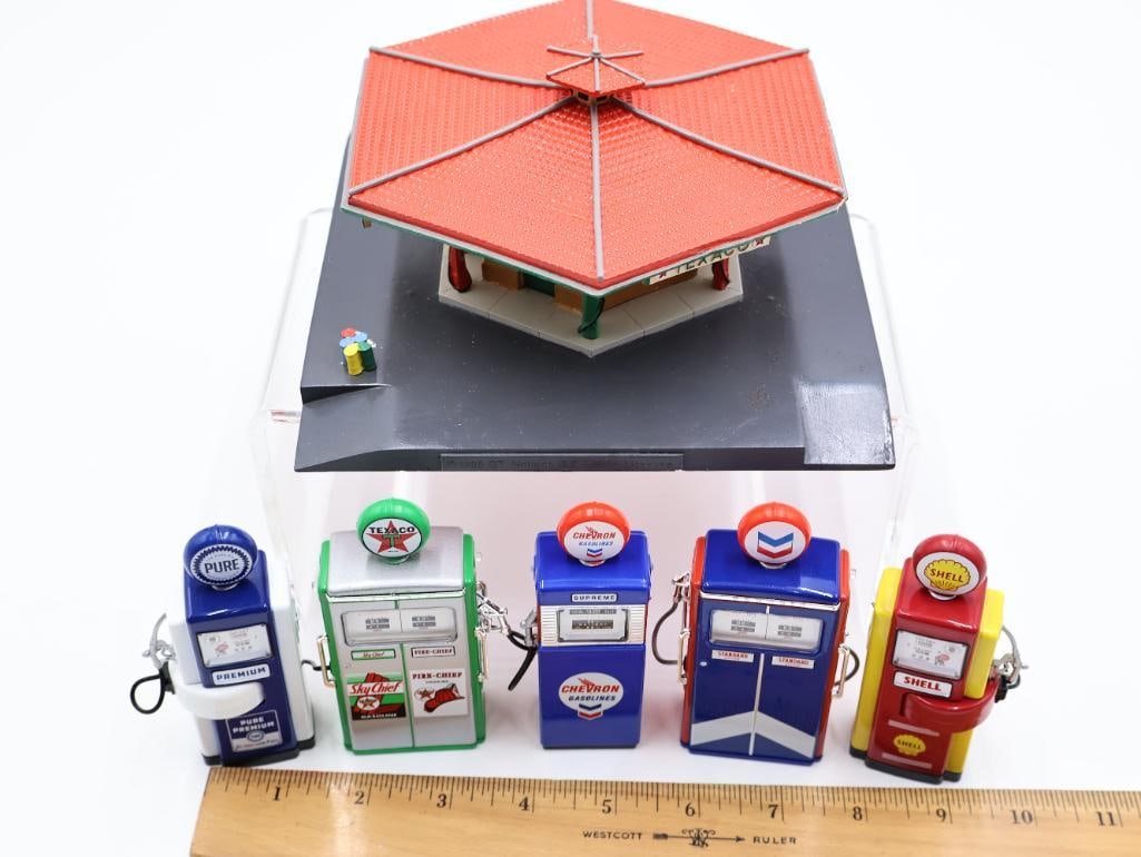 Lefton Texaco Gas Station and Greenlight Miniature Vintage Gas Pumps - 2