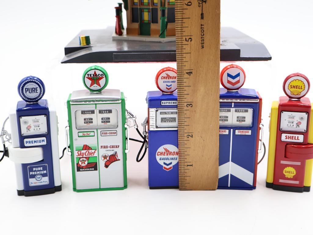 Lefton Texaco Gas Station and Greenlight Miniature Vintage Gas Pumps - 3