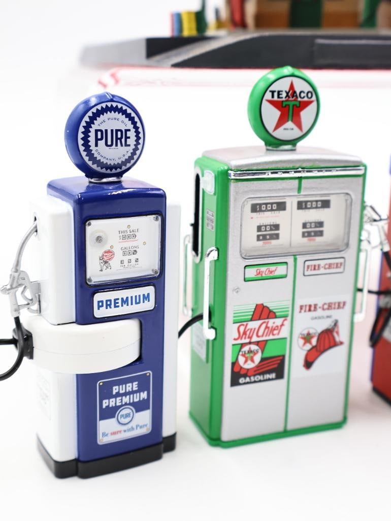 Lefton Texaco Gas Station and Greenlight Miniature Vintage Gas Pumps - 4