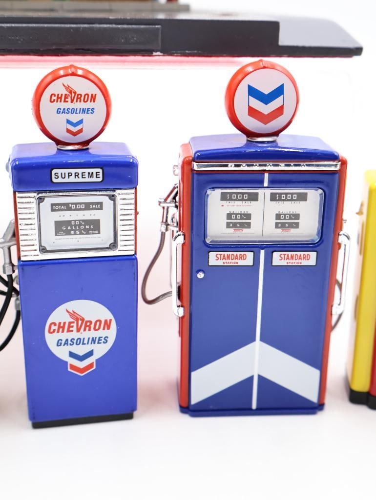 Lefton Texaco Gas Station and Greenlight Miniature Vintage Gas Pumps - 5