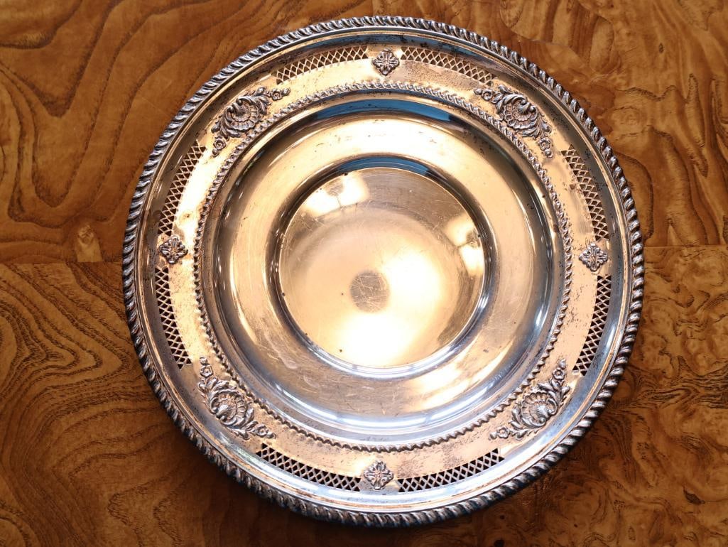 Birks Sterling Silver Pierced Floral Serving Bowl 208 Grams: Vintage Birks sterling silver round serving bowl featuring a pierced border, raised floral decoration and rope-twist rim. Underside marked BIRKS STERLING with additional hallmarks and number 761/6.