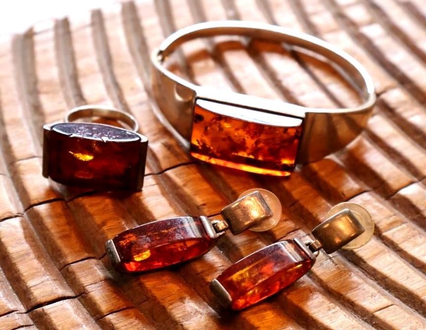 Sterling Silver & Amber Jewelry Suite Bracelet, Ring & Earrings: Four-piece jewelry group featuring cognac-colored amber cabochons set in silver, including a hinged bangle bracelet, statement ring and pair of drop earrings. Ring marked 925; bracelet bears a silver