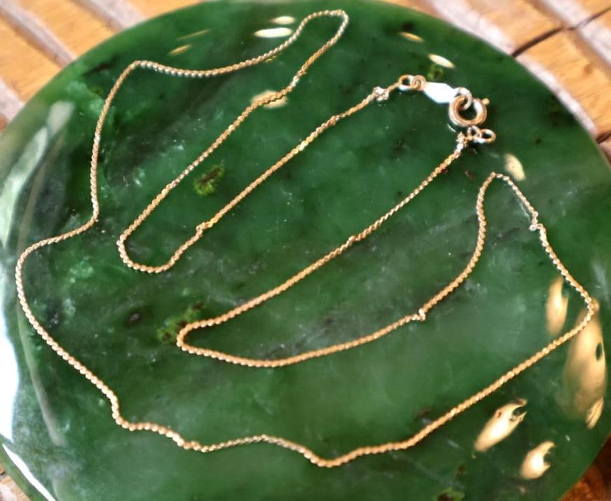 14K Gold Fine Chain Necklace, Approx. 18in: Delicate 14K gold chain necklace measuring approximately 18 inches in length, weight is 1 gram. Clasp is clearly stamped 14K. Fine twisted/link construction with spring-ring style clasp. Pre-owned