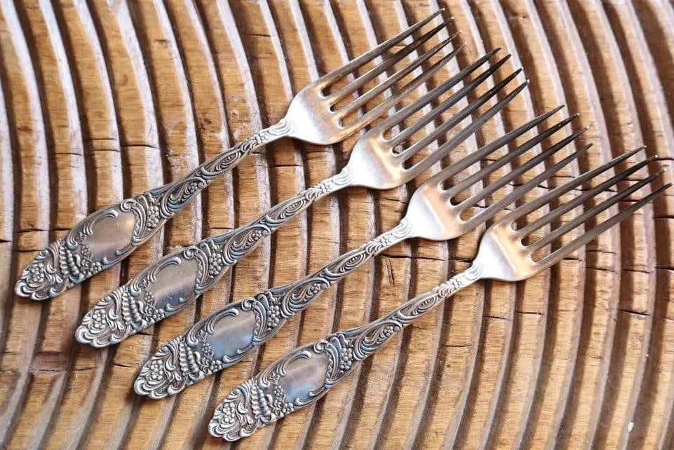Set of 4 Antique Sterling Silver Dinner Forks, Pat. 1892, 153g: Set of four matching antique sterling silver dinner forks with elaborate raised floral and scroll decoration. Each marked STERLING with makers hallmark and PAT. 1892. Combined weight approximately 153