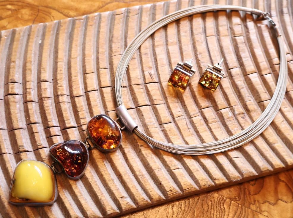 Sterling Silver & Amber Modernist Necklace and Earrings Set: Sterling silver jewelry set featuring a multi-strand wire necklace with three graduated amber cabochon pendants and a coordinating pair of square amber stud earrings. Earrings marked 925; necklace