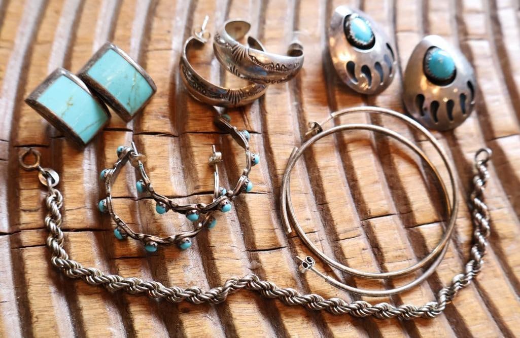 Vintage Southwestern Silver and Turquoise Mixed Jewelry: Mixed estate collection of vintage silver jewelry, primarily consisting of sterling silver and marked .925. Bracelet clasp is non functioning