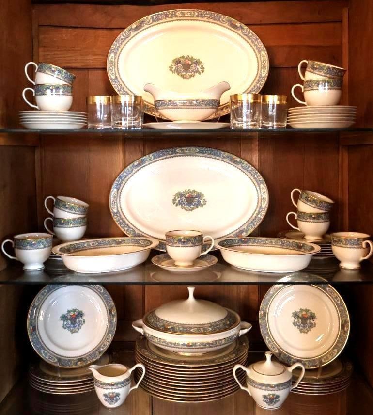 Lenox Presidential Collection Autumn Fine China Dinner Service Large Set: Extensive service includes dinner plates, smaller plates, cups and saucers, serving platters, covered vegetable/tureen, serving bowls, creamer, covered sugar bowl, and additional pieces as pictured. A