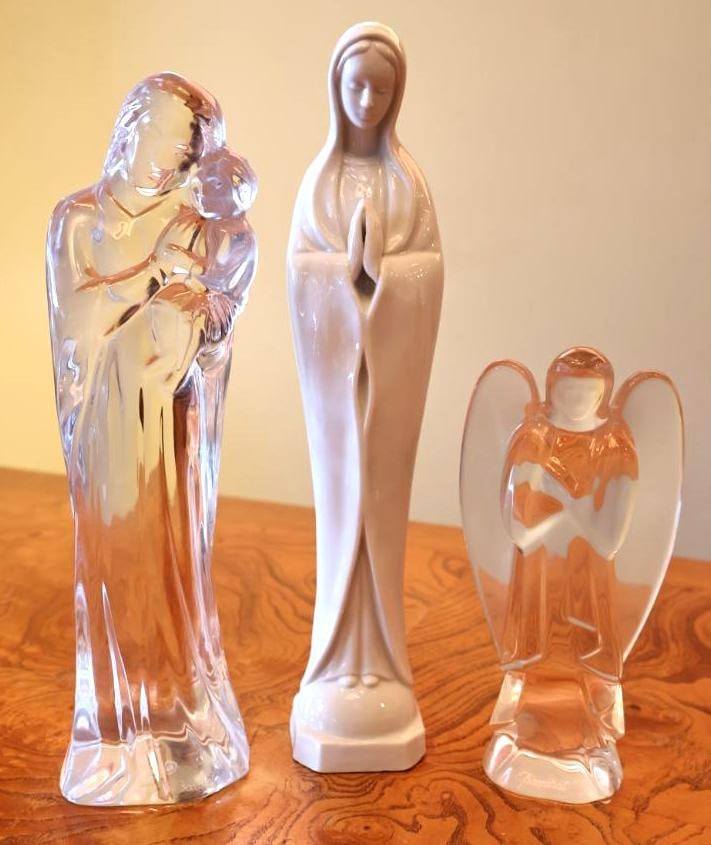 Meissen Porcelain Madonna and Baccarat Crystal Religious Figurines: Collection of three religious figurines including a white glazed porcelain Madonna with praying hands bearing the Meissen crossed-swords mark, a clear crystal Madonna and Child signed Baccarat, and a